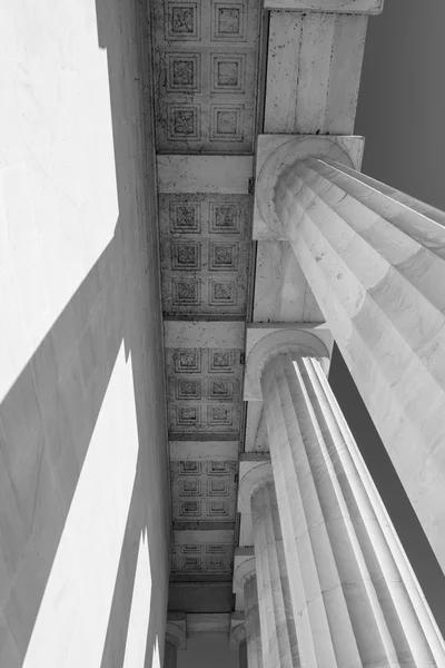 Stenen pilaren bij het lincoln memorial — Stockfoto