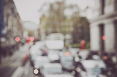 Bulanık trafik ve Binalar Retro Styl ile şehir merkezi Londra'da