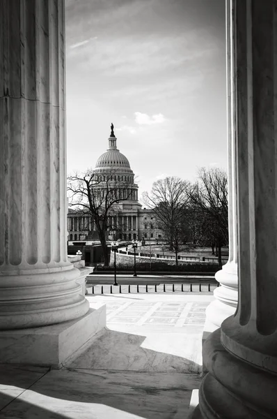 Vue de Capitol Hill à travers la Cour suprême — Photo