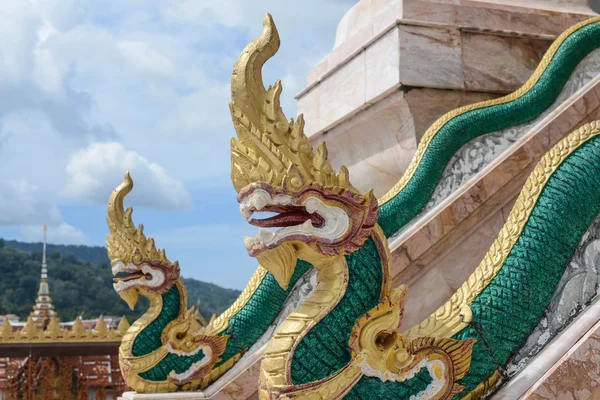 Dragones en el templo de Chalong en Phuket Tailandia —  Fotos de Stock