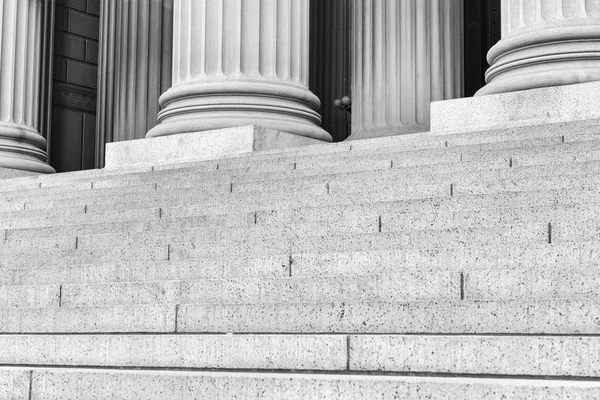 Pilares y pasos en blanco y negro —  Fotos de Stock