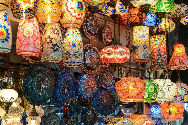 Turkiska lampor till salu i grand bazaar — Stockfoto