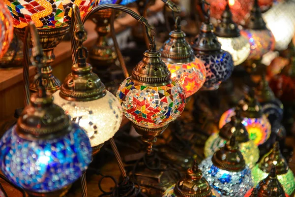 Turkse lampen voor verkoop in de grand bazaar — Stockfoto