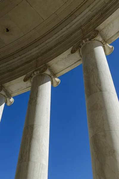 Pilastri con cielo blu — Foto Stock