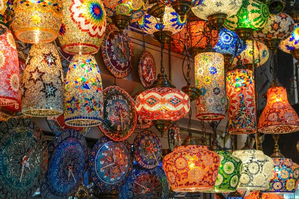 Turkse lampen voor verkoop in de grand bazaar — Stockfoto