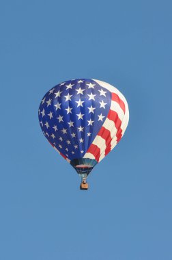 Kırmızı Beyaz ve Mavi Sıcak Hava Balonu