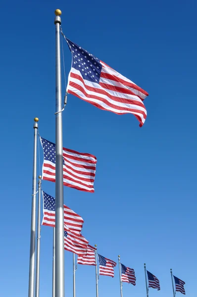 Amerikaanse vlag wapperend in de wind — Stockfoto