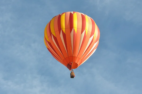 Turuncu sıcak hava balonu — Stok fotoğraf