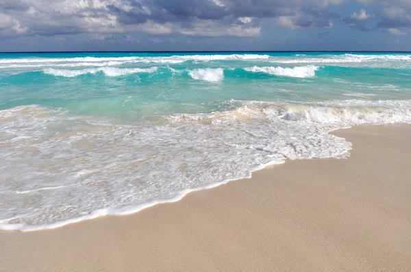 Spiaggia tropicale con sabbia bianca e acqua turchese sotto sk blu — Foto Stock