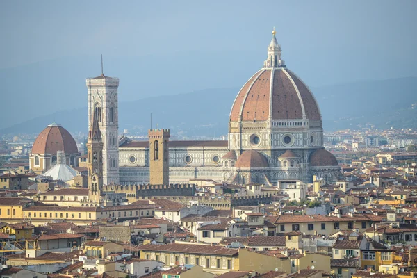 Stadsbilden i Florens, Italien, med katedralen och bell tower — Stockfoto