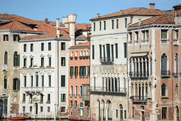 Buildings along the Grand Canal in Venice Italy — Stock Photo, Image