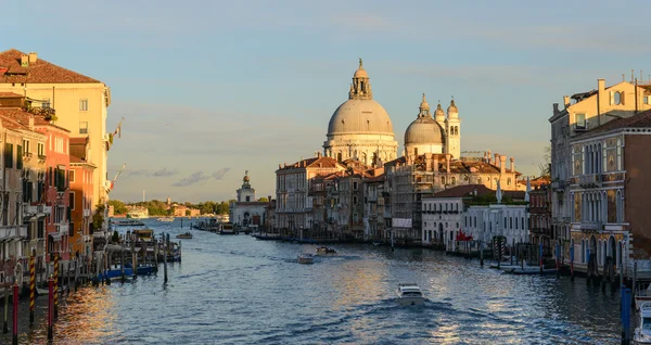 Canal Grande ve Basilica Santa Maria della Salute günbatımı sırasında — Stok fotoğraf