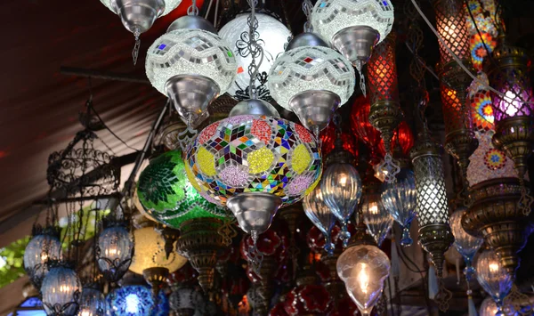 Turkse glazen lampen te koop in istanbul markt — Stockfoto