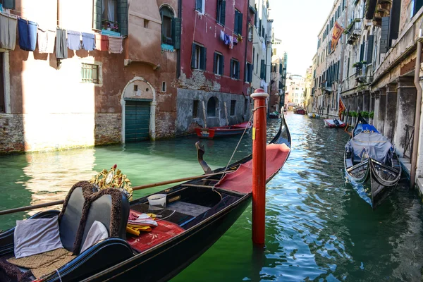 Venetië Italië - Gondola en gebouwen — Stockfoto