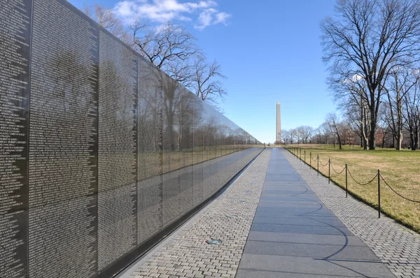 Pomnika wojny w Wietnamie w lincoln memorial w tle — Zdjęcie stockowe