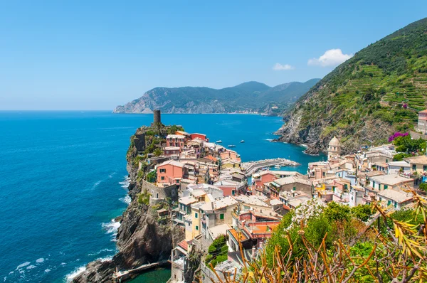 Colorido pueblo Vernazza y la costa del océano — Foto de Stock