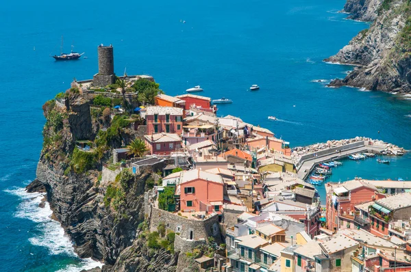 Színes falu Vernazza és az óceán partján — Stock Fotó