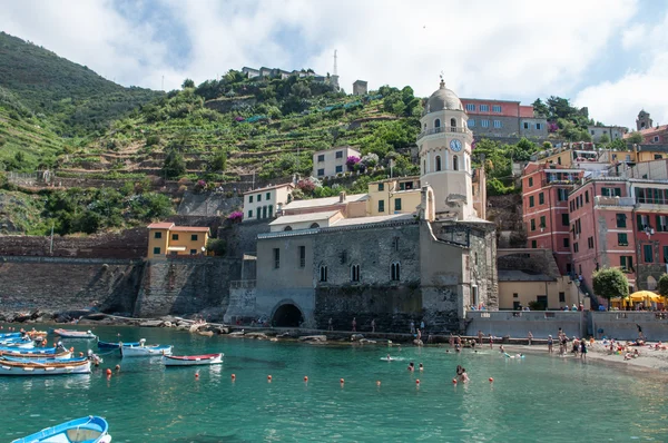 I turisti giocano sulla spiaggia — Foto Stock