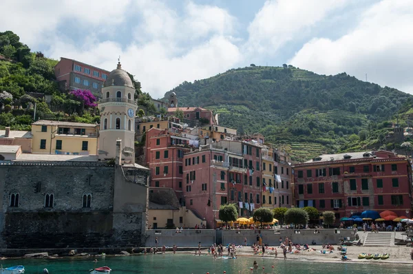 Les touristes jouent sur la plage — Photo