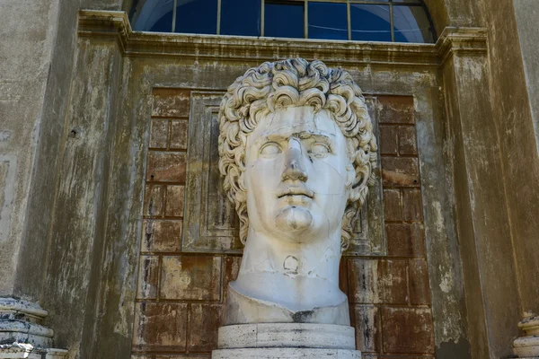 Oud standbeeld van Roman Emperor — Stockfoto