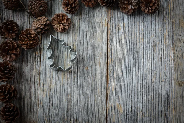 Coni di pino e albero di Natale — Foto Stock