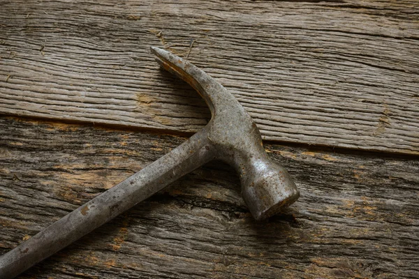 Hammer auf rustikalem Hartholzboden — Stockfoto