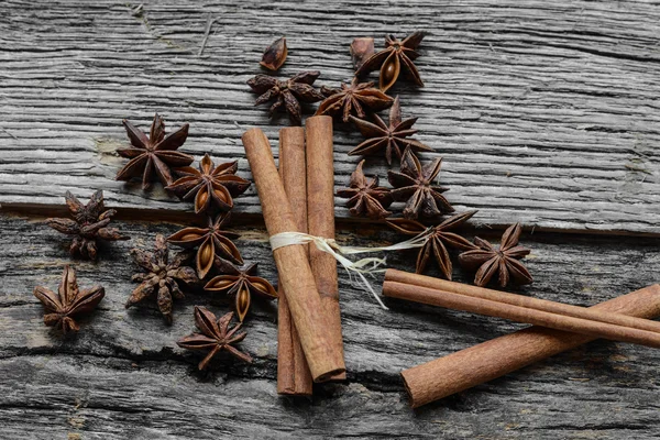 Palitos de canela e anis estrelado — Fotografia de Stock