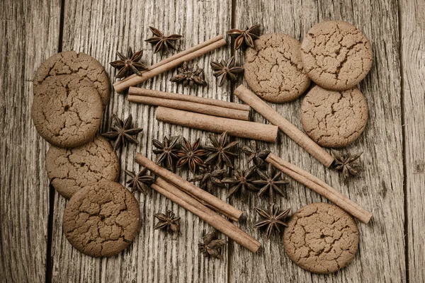 Bastoncini e biscotti alla cannella — Foto Stock