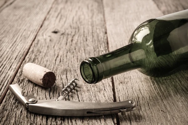 Bottiglia di vino, sughero e cavatappi — Foto Stock