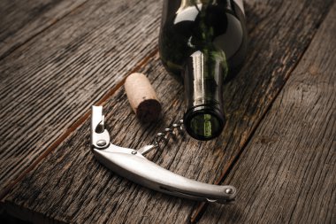 Şarap şişesi, mantar ve tirbuşon