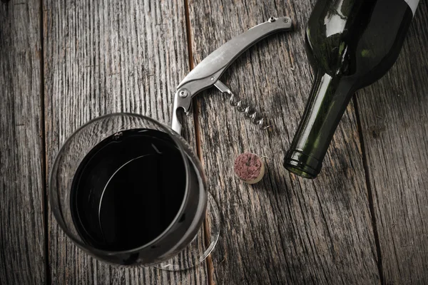 Şarap şişesi, mantar ve tirbuşon — Stok fotoğraf