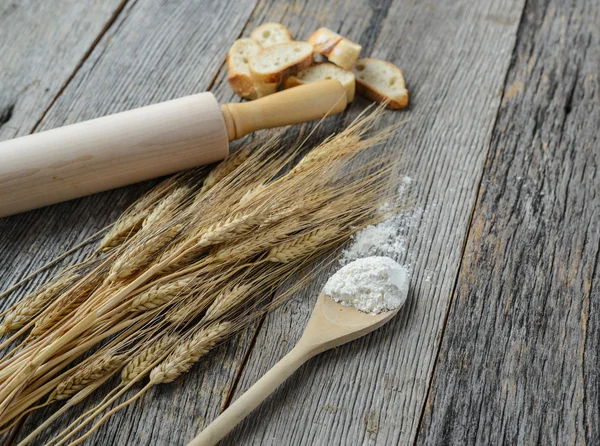 Pino de rolamento com trigo, farinha e pão — Fotografia de Stock