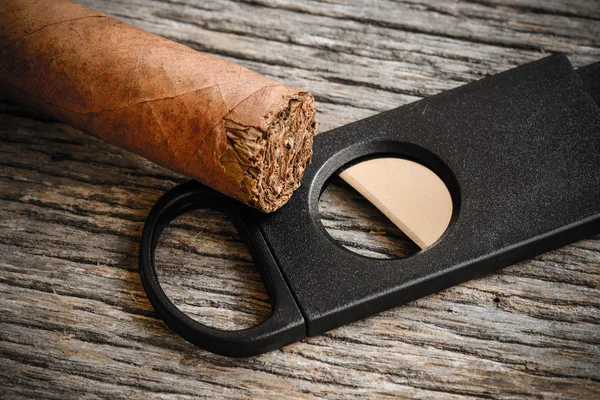 Sigaar en cigar cutter — Stockfoto