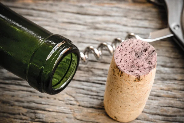 Groene fles wijn en Cork met rode wijn — Stockfoto