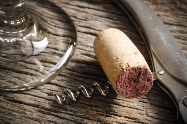 Copa de vino con corcho y sacacorchos — Foto de Stock