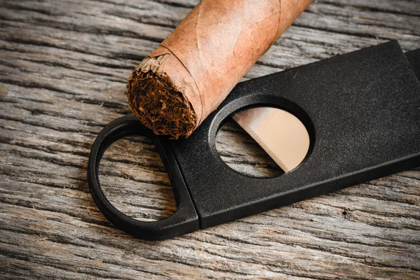 雪茄和雪茄刀 — 图库照片