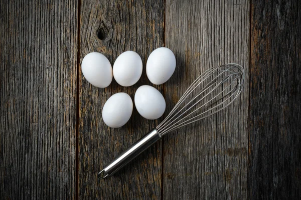 Fünf Eier und Schneebesen — Stockfoto