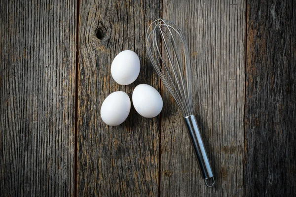 Fouet ou batteur d'oeufs et oeufs — Photo