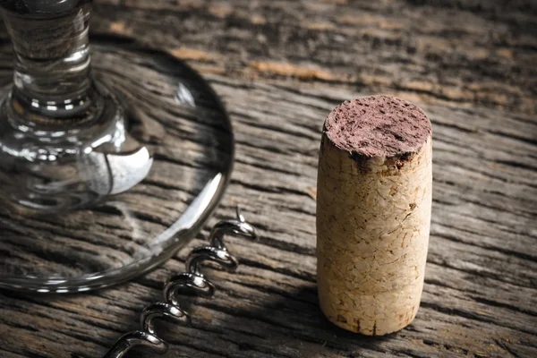 Bicchiere di vino con sughero — Foto Stock