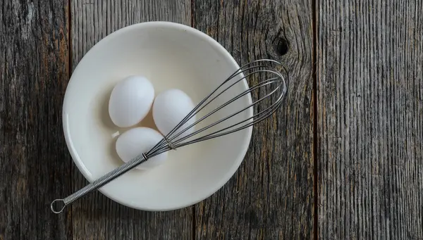 Oeufs dans un bol — Photo