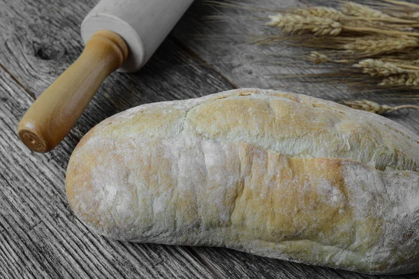 롤링 핀으로 신선한 빵 — 스톡 사진