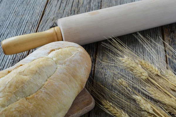 Frisches Brot mit Nudelholz — Stockfoto
