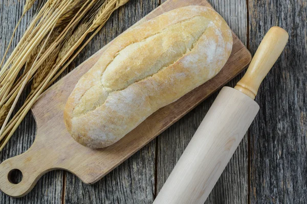 Pane fresco con un perno rotolante — Foto Stock