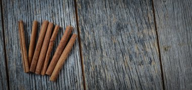 Ahşap arka planda tarçın çubukları