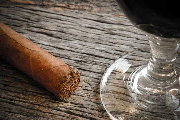 Cigarrillo con copa de vino tinto —  Fotos de Stock