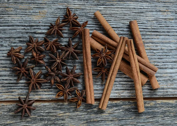 Tarçın çubukları ve yıldız anason — Stok fotoğraf