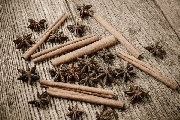 Palitos de canela y anís estrellado —  Fotos de Stock