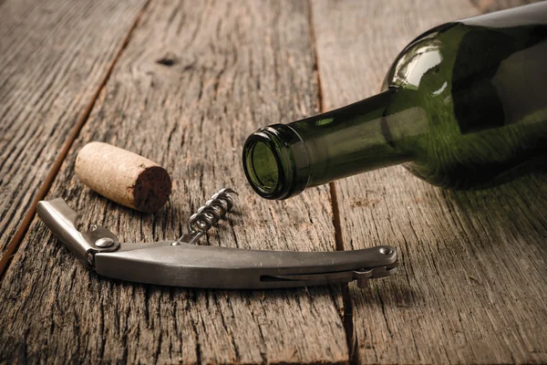 Botella de vino verde y corcho —  Fotos de Stock