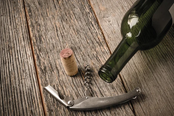 Zelená láhev vína a korek — Stock fotografie