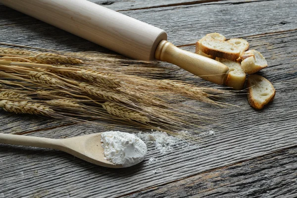 Роллинг Пин с пшеницей, мукой и хлебом — стоковое фото